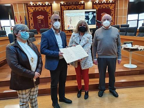 Cultura Molina Acto donacin obra de Esmeraldo Cano FOTO 1 NOTICIA