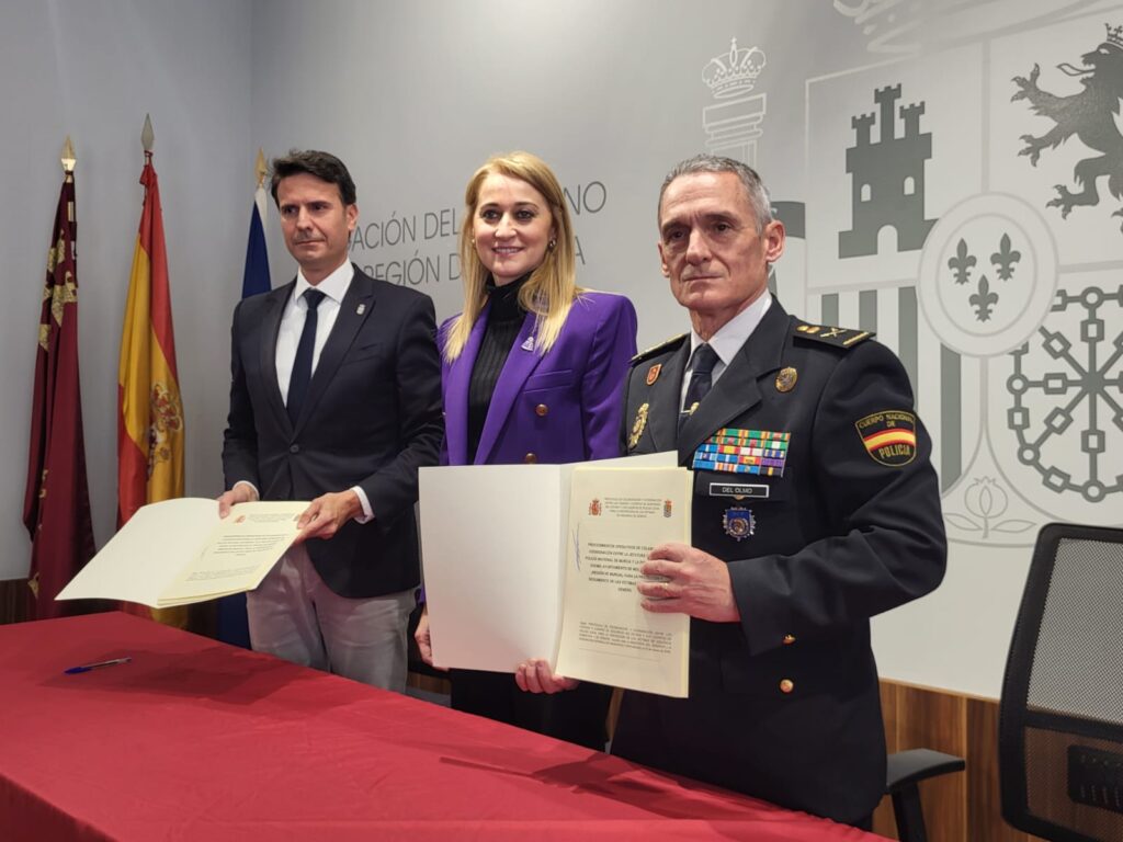 Familia Molina Protocolo colaboración Sistema VioGén Firma Foto1