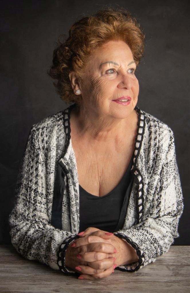 Libros 'Me llamaba Elena' y 'El banco de piedra gris' de Teresa Hernández Martínez FOTO AUTORA