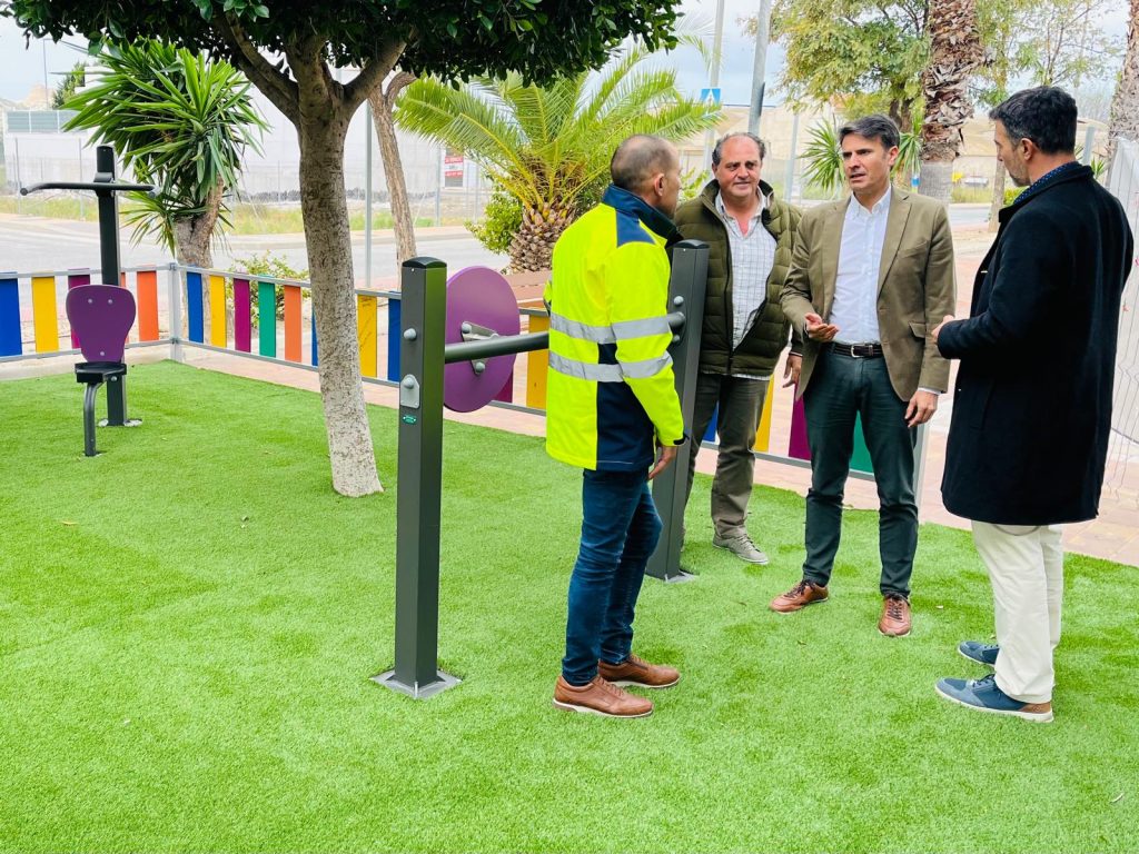 Vía Pública Arreglo áreas infantiles de El Llano Visita alcalde a fin de obras Foto1